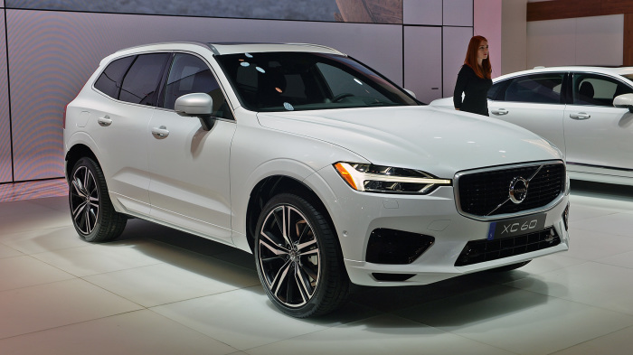 Кроссовер Volvo XC60 c турбированным двигателем.