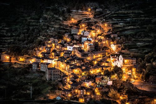 Самые живописные города, возведённые на скалах (33 фото)