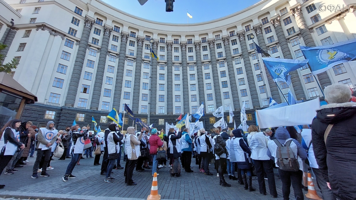 Профсоюзы Украины вышли на протест у кабмина: «Зеленский, хватит унижать и обманывать свой народ» Профсоюзы Украины вышли на протест у кабмина: «Зеленский, хватит унижать и обманывать свой народ» Украина