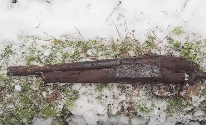 Бандитский схрон из 90х: металлоискатель нашел предметы в снегу