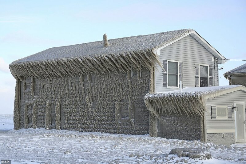 Непогода на озере Эри в США сковала дома льдом погода,погодные явления,сша,шторм