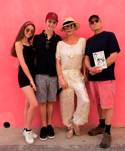 Семья Кэтрин Зеты-Джонс проводит время на Кубе