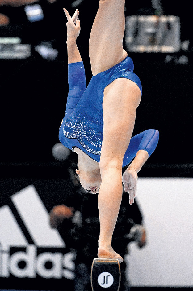 Неподражаемая гимнастка Алия МУСТАФИНА... Фото с сайта personastars.com