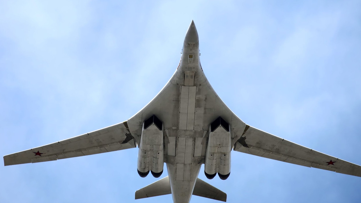 Плановый полет двух ракетоносцев Ту-160 ВКС РФ над Баренцевым морем показали на видео