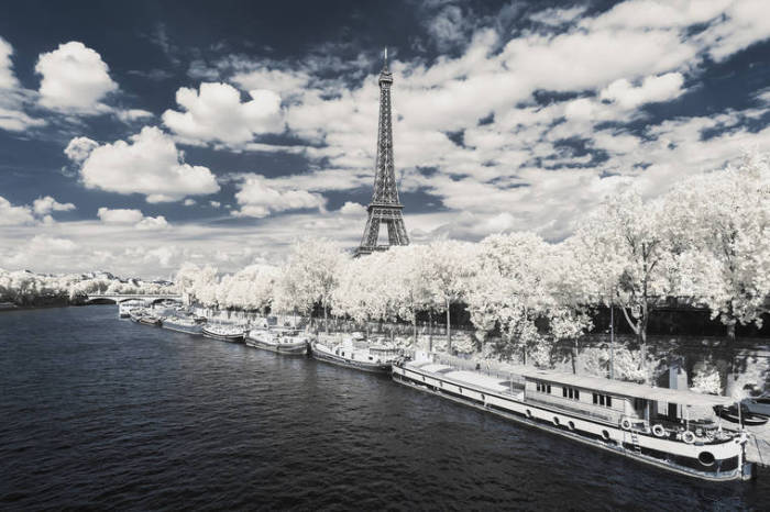 Одна из пристань на реке Сене Париж, возле Эйфелевой башни.
