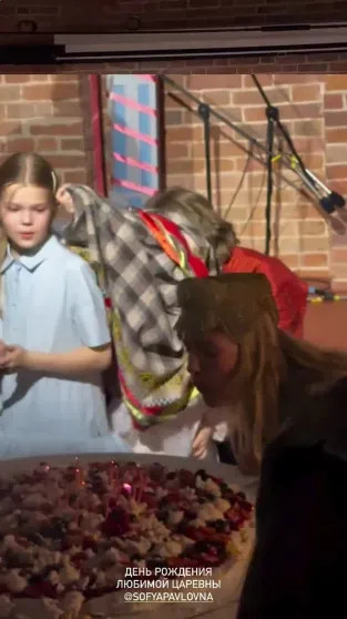 В кокошнике и с русскими напевам: Софья Эрнст отметила день рождения с мужем, гендиректором Первого канала Константином Эрнстом, и их детьми Софьи, Константин, Эрнст, рождения, Софья, Константина, ЭрнстСофья, также, ЭрнстДочери, ЭрнстДень, которая, который, снимается, появилась, СШАСофья, любовью, брендам, отечественным, прошлых, отношений