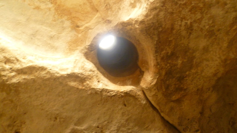 Через это отверстие набирали воду в город город Чуфут-Кале, крым, пещерный город, пещерный город Чуфут-Кале