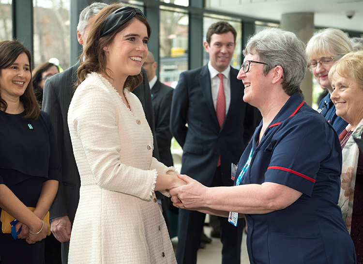 Принцесса Евгения и Джек Бруксбэнк впервые вышли в свет после свадьбы по заданию королевы Елизаветы II Принцесса Евгения и Джек Бруксбэнк впервые вышли в свет после свадьбы по заданию королевы Елизаветы II Монархи / Британские монархи
