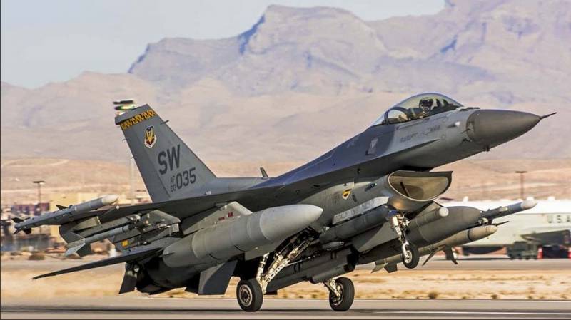 Су-34 против F-16: сможет ли «Сокол» безнаказанно закогтить «Утенка»? Су-34 против F-16: сможет ли «Сокол» безнаказанно закогтить «Утенка»? ввс