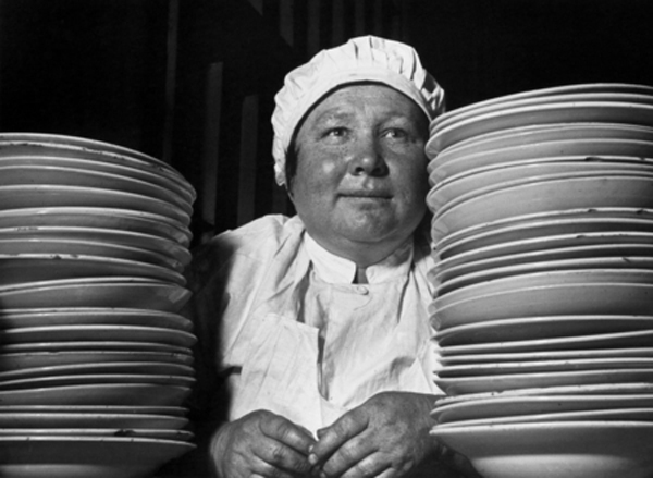 Назад в СССР: советская женщина в ресторане