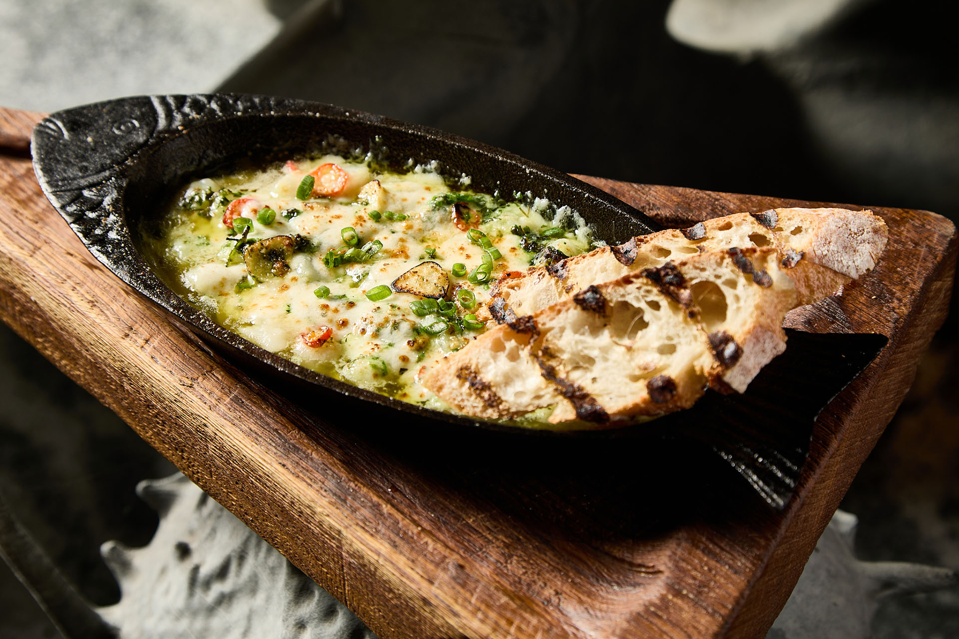 Гребешок пиль-пиль в масляно-чесночном соусе под сырной корочкой