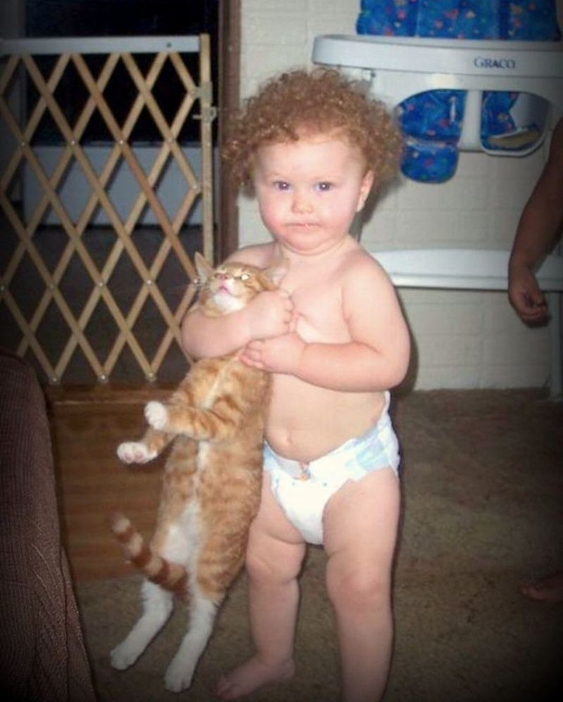 Ребенок держит кота