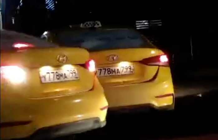 В Москве заметили две машины «Яндекс.Такси» с одинаковыми номерами. Компания заблокировала таксопарк курилка,Яндекс,Такси
