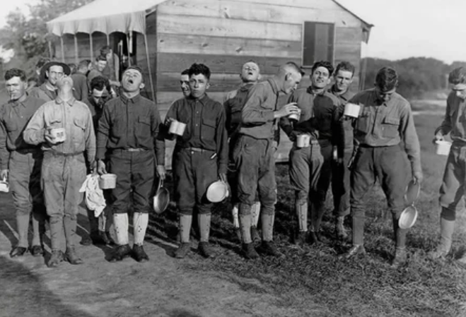 Солдаты полоскают соленой водой горло для профилактики гриппа 24 сентября 1918 года в лагере Дикс в Нью-Джерси