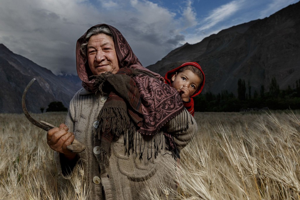 Победители фотоконкурса Siena International Photo Awards 2017 в категории «Обворожительные лица» 19