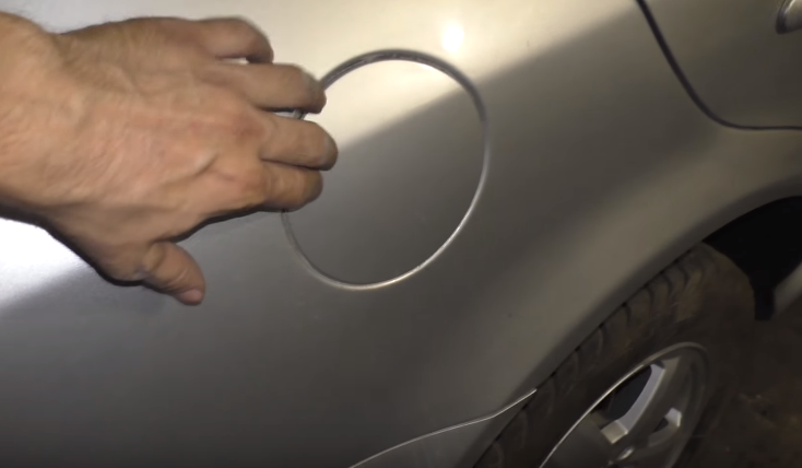 Как открыть лючок бензобака, если электрозамок заклинил: Наглядная видео-инструкция