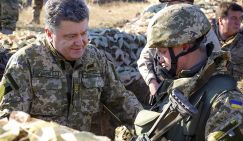 Президент Украины Петр Порошенко (слева) общается с солдатом на территории фортификационного укрепления