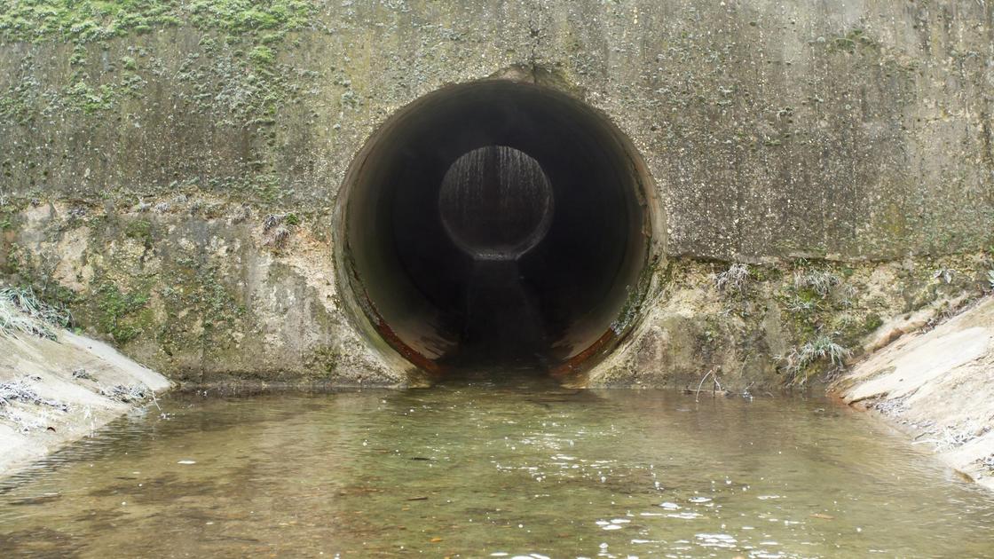 Вода течет по трубе