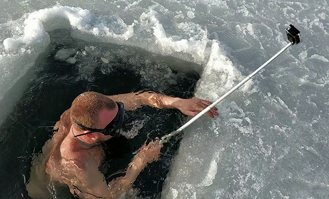 Спортсмен показал, как трудно выбраться даже профи из-подо льда: видео