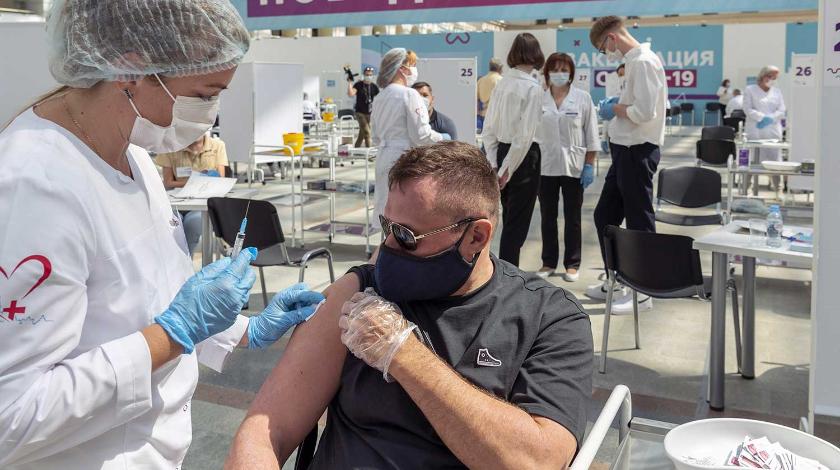 Власти Москвы своевременно расширили пункты вакцинации и избавили горожан от неудобств – эксперт