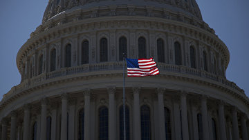 Флаг США на здании Капитолия в Вашингтоне