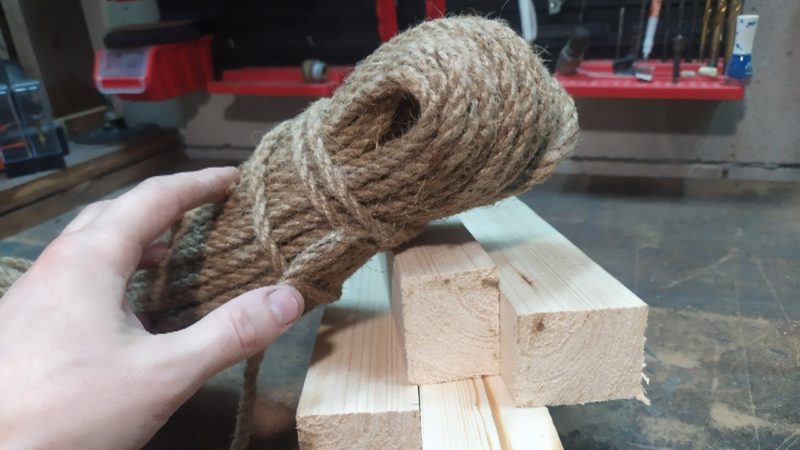 Из пары деревянных брусков и верёвки мастер собрал нужную вещь на дачу