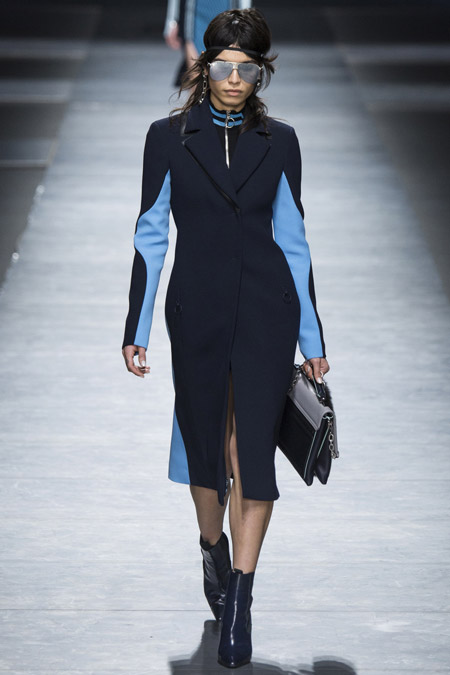 Модель в черном приталенном пальто с голубыми вставками от Versace - модные пальто осень 2016, зима 2017