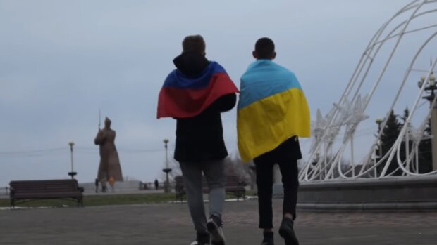 Флаги Украины и России. YouTube