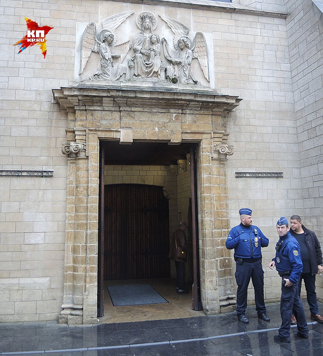 Вооруженные полицейские у входа в один из храмов столицы Бельгии. Фото: Дарья АСЛАМОВА