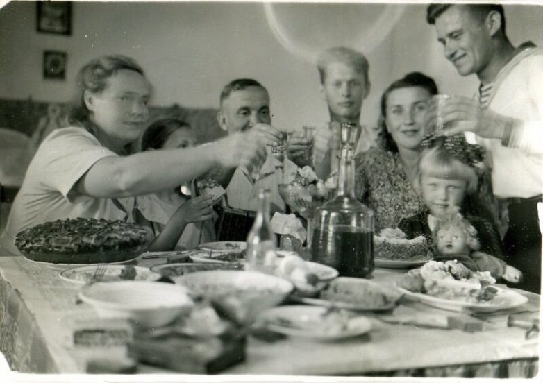 Душевные фотографии советских застолий Душевные фотографии советских застолий