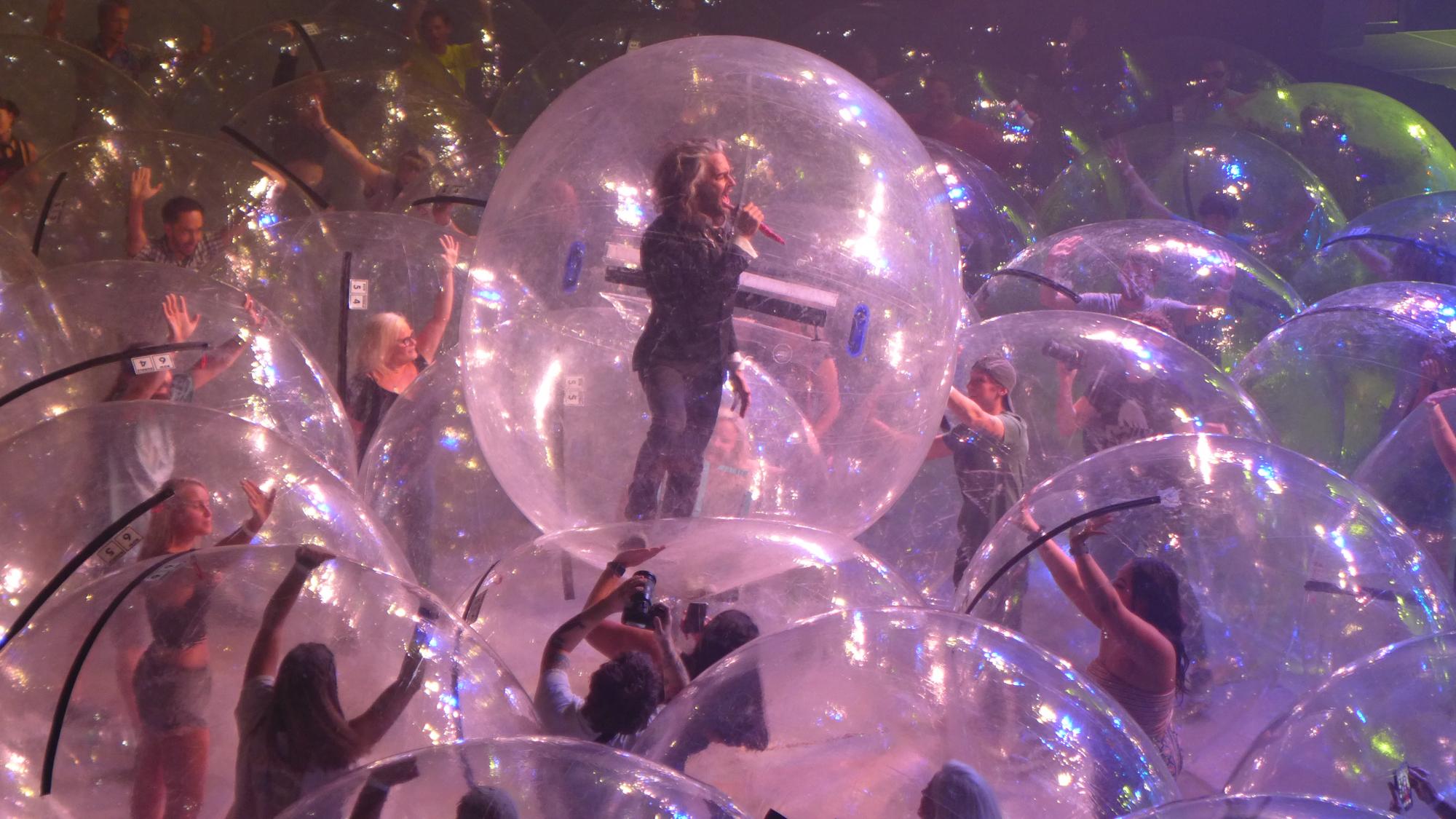 В США прошел концерт в пузырях