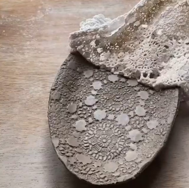 Невероятно красивая идея соединения глины и ажурной салфетки. Привнесите нотки изысканности в ваш дом декор,мастер-класс