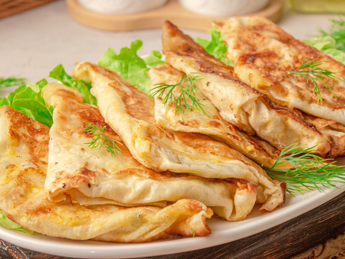 Слоеные пирожки без слоеного теста: быстро, вкусно и с большим количеством сыра