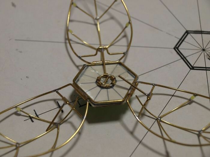 Парень подарил жене механический цветок, который расцветает при касании Парень подарил жене механический цветок, который расцветает при касании мужское хобби