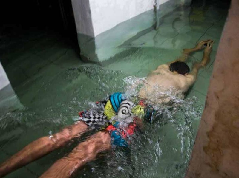 Досуг представителей этого вида разнообразен, они не прочь поплавать в своей родной среде обитания. быдло, гопники, подъезды, фотографии