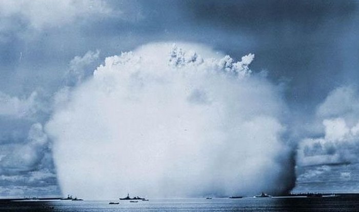 Атомный взрыв в океане.
