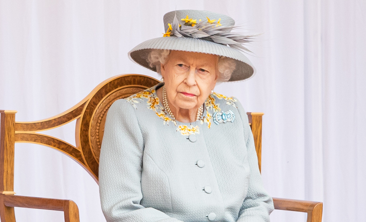 Один наряд на все случаи жизни: королева Елизавета II отметила свое 95-летие на параде Trooping the Colour