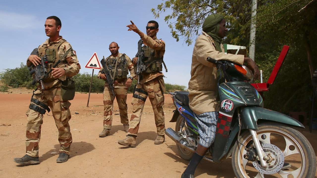 Российский ФБР: Париж оправдывает свои преступления в Африке попытками устранить боевиков Общество