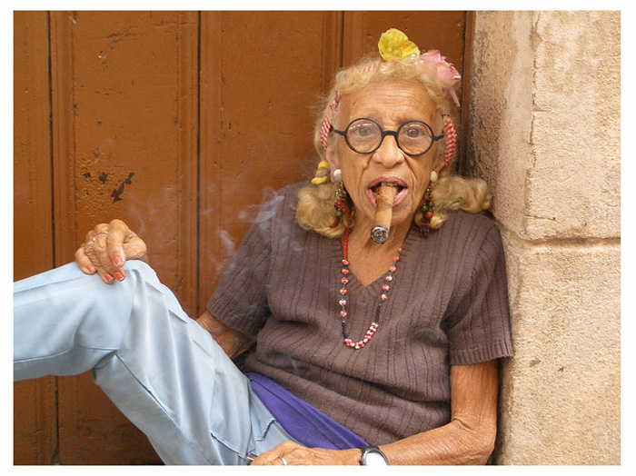Ужасная тетя. Старая бабушка с сигарой. Смешные старушки.