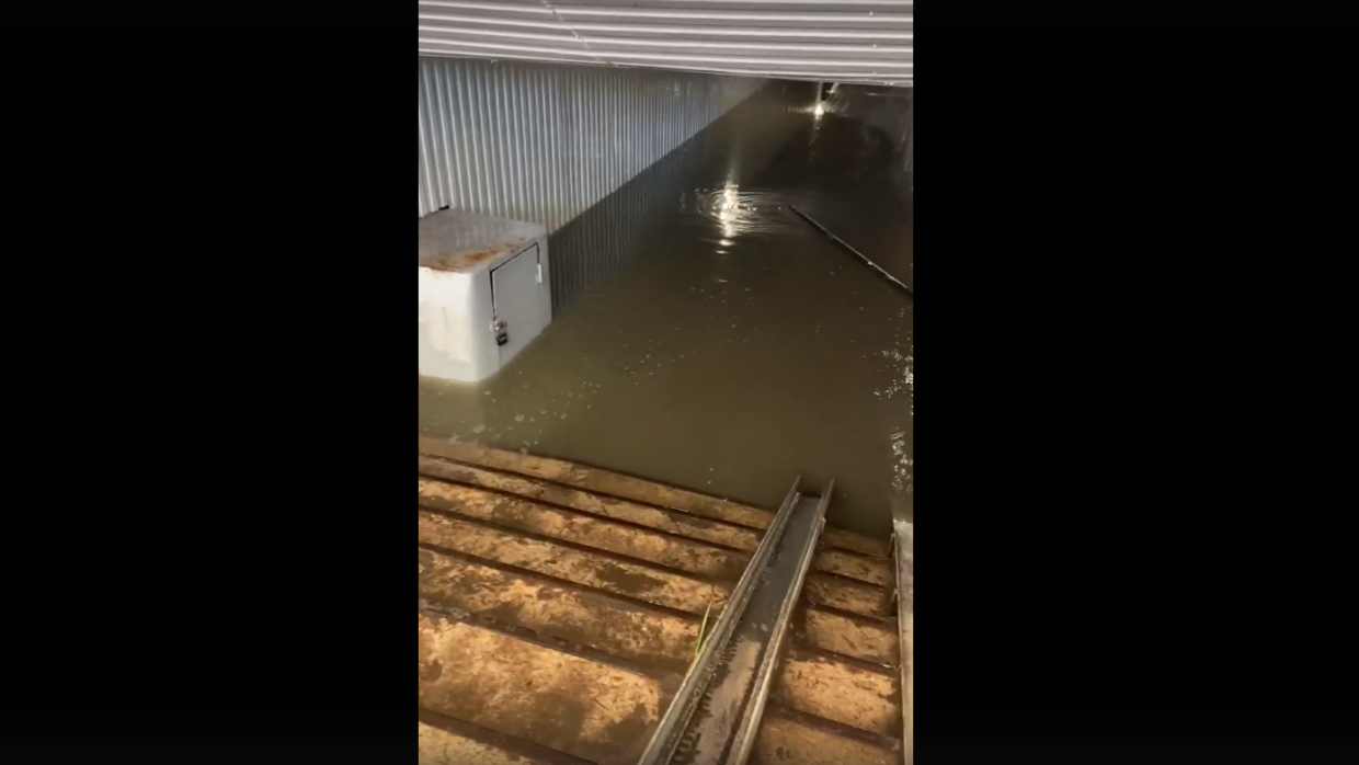 В Нью-Джерси мощный поток воды проломил стену и чуть не унес человека