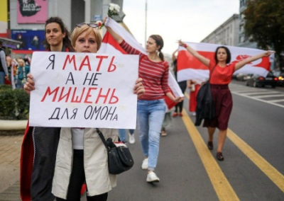 В Минске состоялся оппозиционный «Женский марш» и провластный автопробег