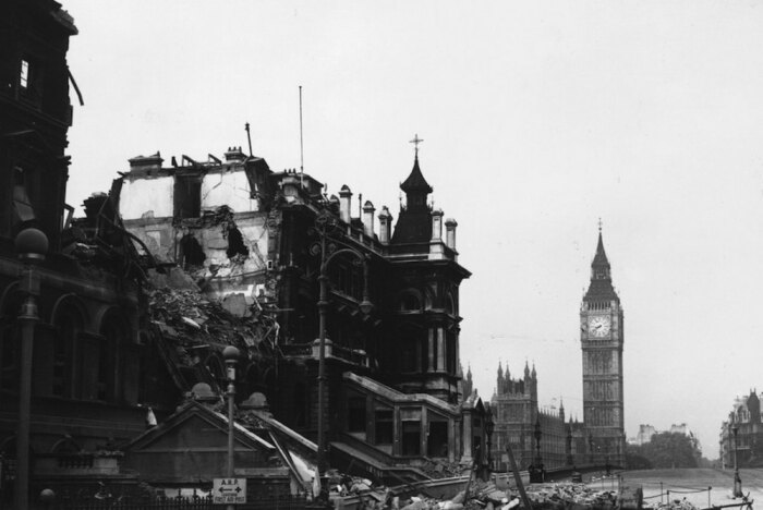 Парламент и Биг-Бен не пострадали в войне, чего не скажешь о других зданиях. /Фото: architectureguru.ru Парламент и Биг-Бен не пострадали в войне, чего не скажешь о других зданиях. /Фото: architectureguru.ru