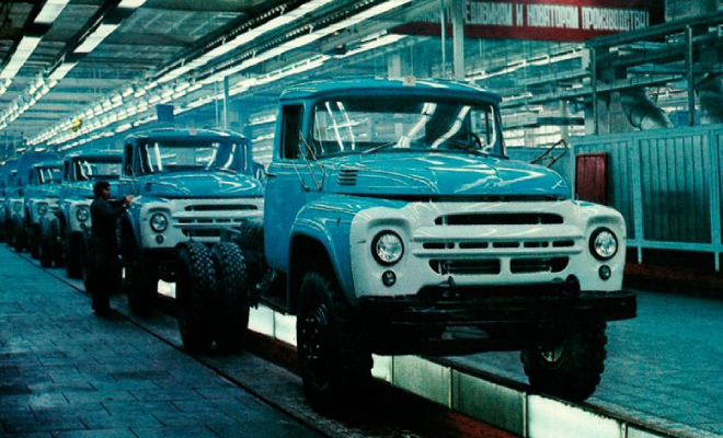 В СССР у ЗИЛ-130 кабина всегда была выкрашена голубой краской. Почему не использовали другие цвета 