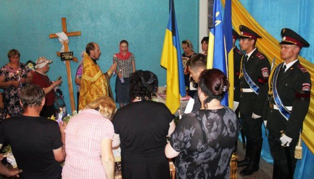 В Одесской области обьявили день траура и на коленях простились с «героически погибшей» на Донбассе поварихой ВСУ