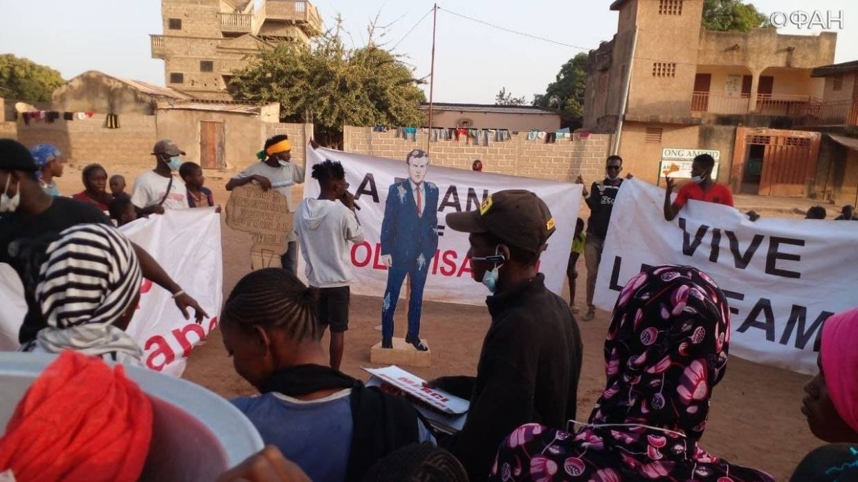 «Ассими — Путин»: в Мали прошли массовые антифранцузские митинги 