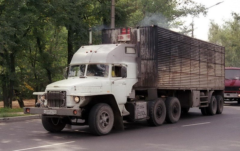 Типичный пример тех лет – «аццкий пепелац» на базе Урала-377. 90-е, грузовик, дальнобойщики, тюнинг