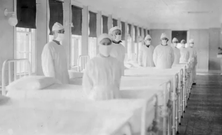 Санитары в фуражках и халатах, готовые принять пациентов в отделении по борьбе с гриппом Военно-морского госпиталя США на острове Маре, штат Калифорния, 10 декабря 1918 года