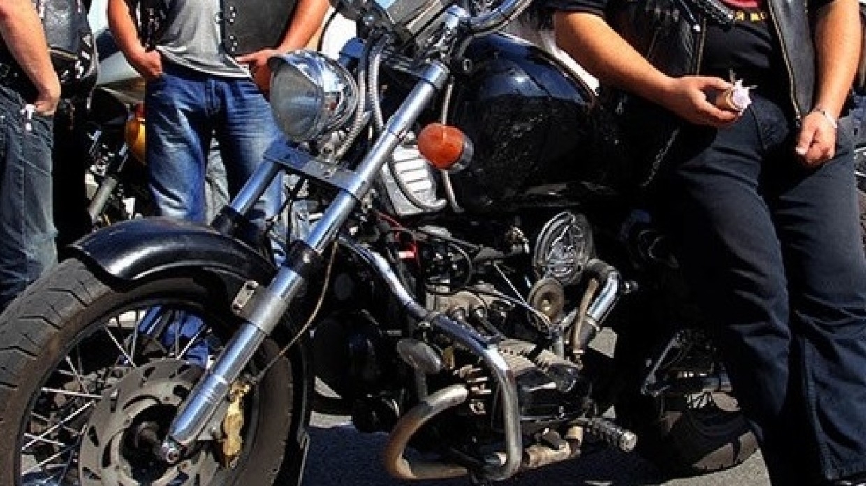 Байкеры избили молодую пару за обгон на дороге в Черкассах