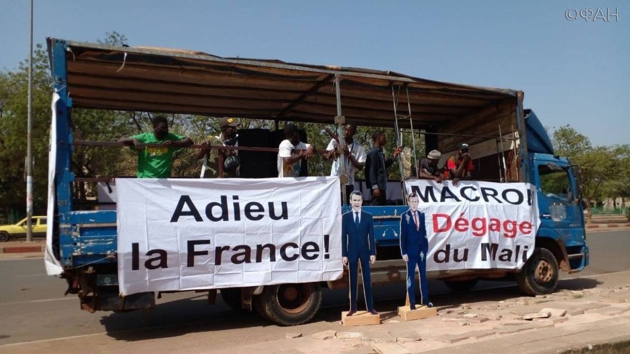 «Ассими — Путин»: в Мали прошли массовые антифранцузские митинги 