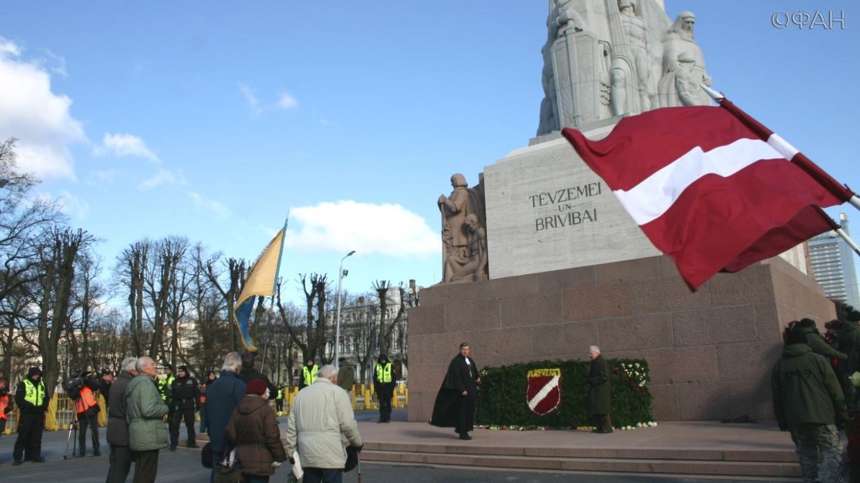 В первом ряду 16 марта к памятнику Свободы в Риге еще вышагивают ветераны СС